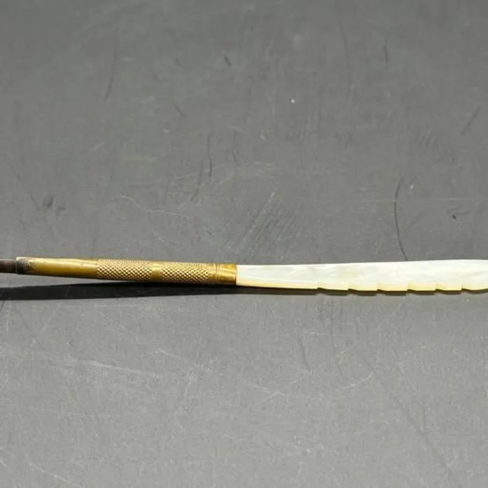 ANTIQUE 19TH CENTURY MOTHER OF PEARL DETAILED FEATHER VICTORIAN ERA QUILL PEN